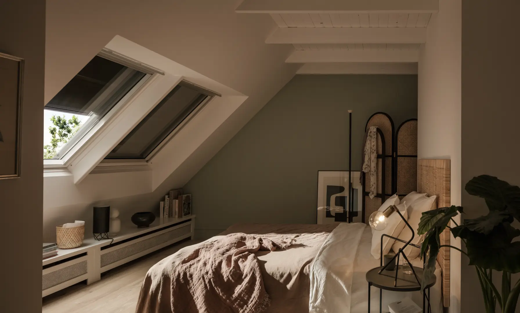 Volets roulant VELUX dans une chambre sous combles
